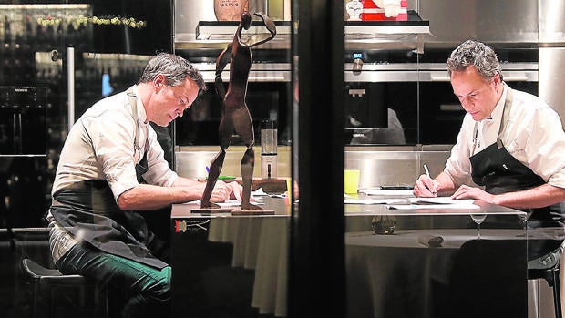 Los hermanos Torres, trabajando en su nuevo local en Barcelona